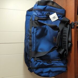 TOM BIHN Road Buddy Duffel 60, Navy 1050 Ballistic/ Coyote 210 Ballistic